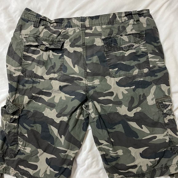 Company Eight One Men's Cargo shorts size 42 gently worn - Picture 3 of 5